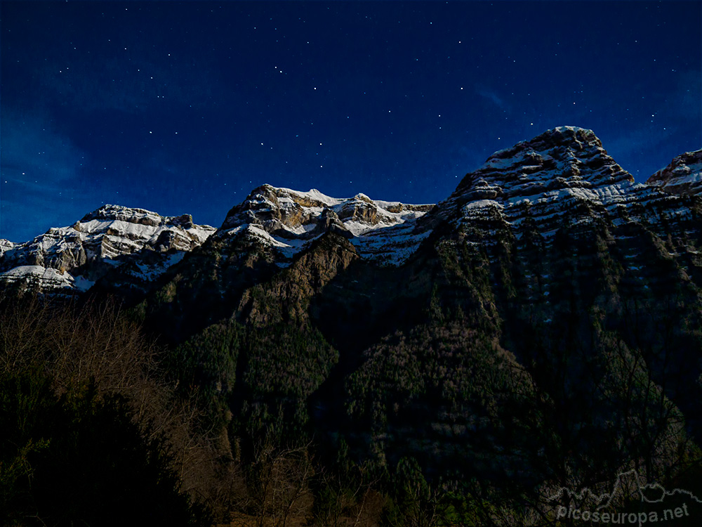 Noche de estrellas desde la pista que sale de Espierba y recorre el Valle de Pineta por la parte de arriba, Sierra de Espierba. Ordesa, Pirineos de Huesca.