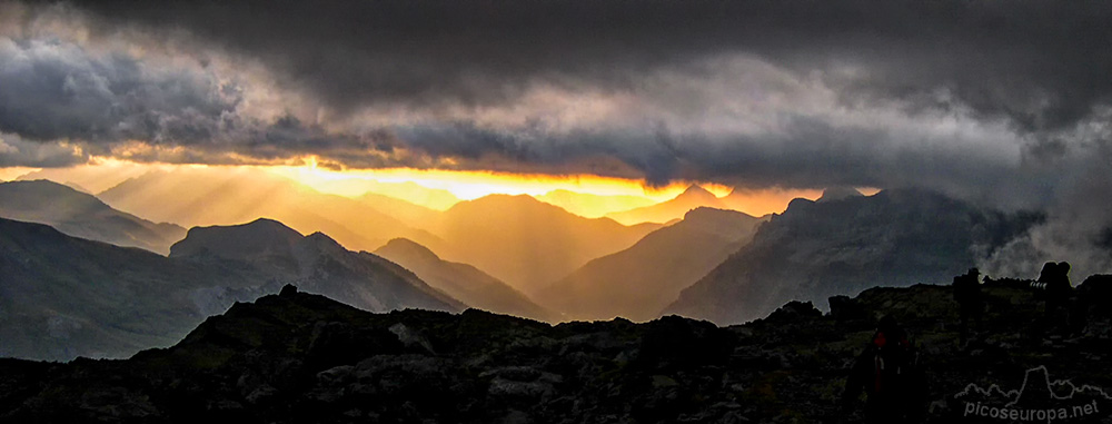 Foto: amanecer desde el Balcon de Pineta en el Parque Nacional de Ordesa y Monte Perdido, Pirineos de Huesca