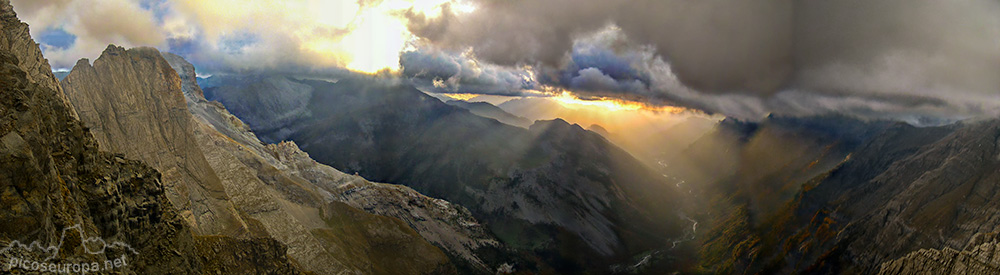 Foto: Amanecer desde el Balcon de Pineta, al fondo el Valle de Pineta, Pirineos de Huesca, Aragon, Parque Nacional de Ordesa y Monte Perdido