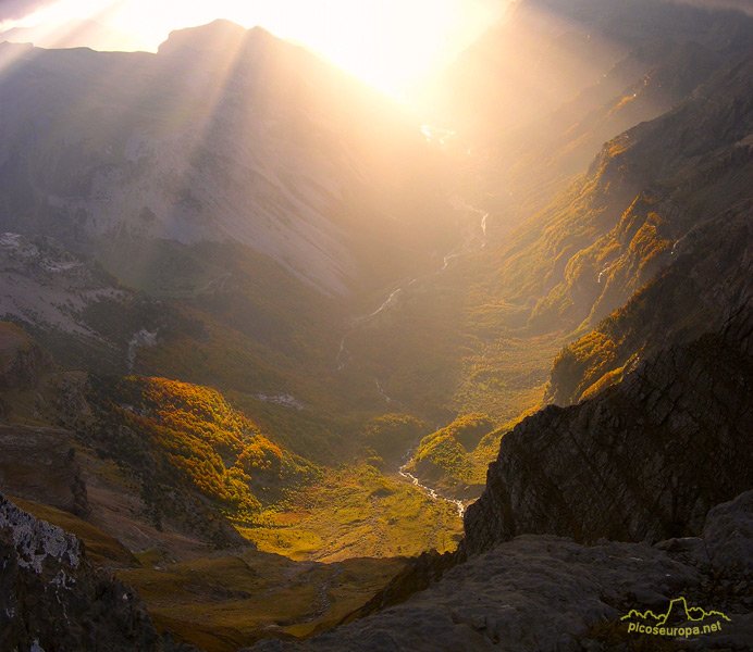 El Valle de Pineta en Otoño desde el Balcon de Pineta, Pirineos de Huesca, Aragon, Parque Nacional Ordesa y Monte Perdido