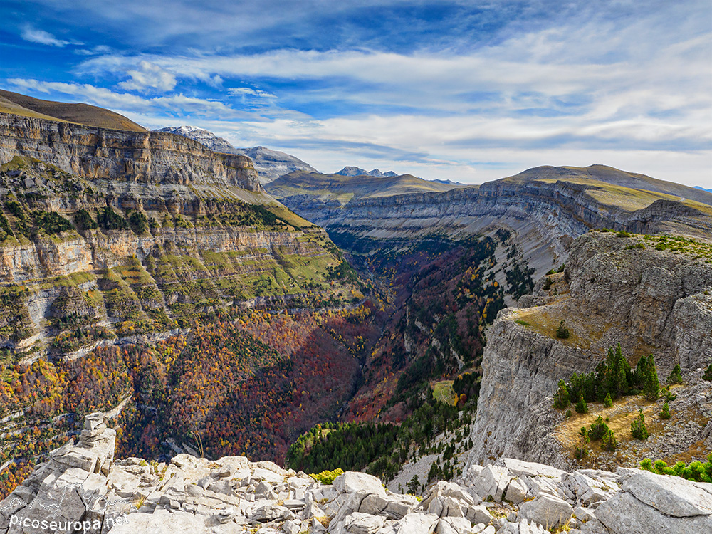 Foto: El Valle de Ordesa desde la Sierra de las Cutas, Parque Nacional de Ordesa y Monte Perdido 