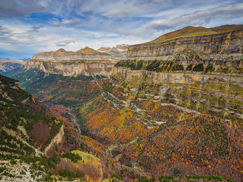 Foto: El Valle de Ordesa desde la Sierra de las Cutas. Pirineos de Huesca, Aragón.
