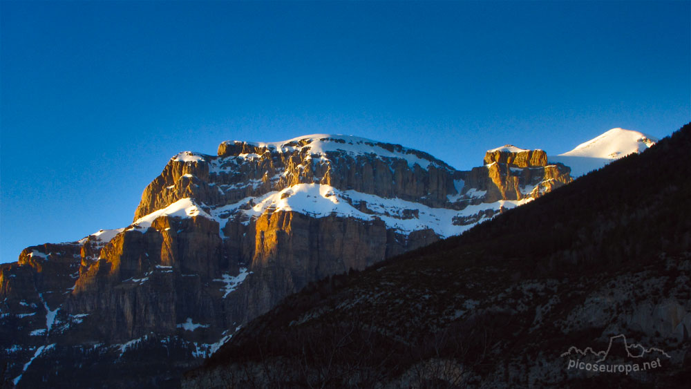 Foto: Atardecer en Mondarruego, las montañas que sobresalen por detrás de Torla, Pirineos de Huesca, Aragon, Parque Nacional de Ordesa y Monte Perdido