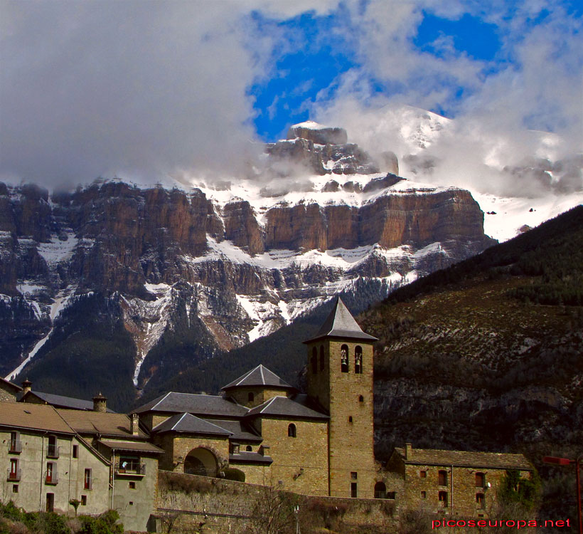 Foto: Torla con la muralla de Mondarruego al fondo y la Punta Escuzana, Pirineos de Huesca, Aragon, Parque Nacional de Ordesa y Monte Perdido