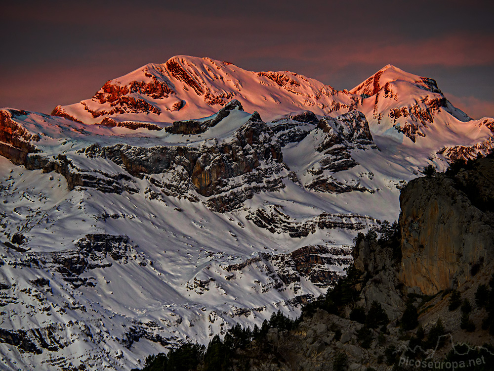 Foto: Monte Perdido y Pico del Cilindro al amanecer, Pirineos de Huesca, Aragón.