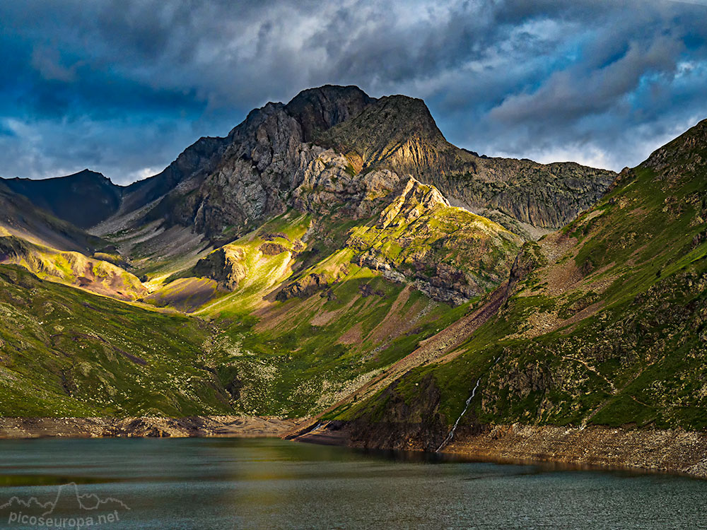 Pico Vallibierna y embalse de Llauset, Pirineos de Huesca.