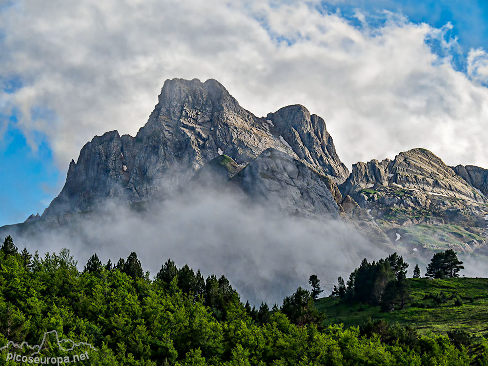 El Pico Aspe con la Zapatilla. Pirineos de Huesca, Aragón.