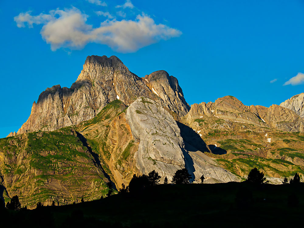 Foto: El Pico Aspe con la Zapatilla. Pirineos de Huesca, Aragón.