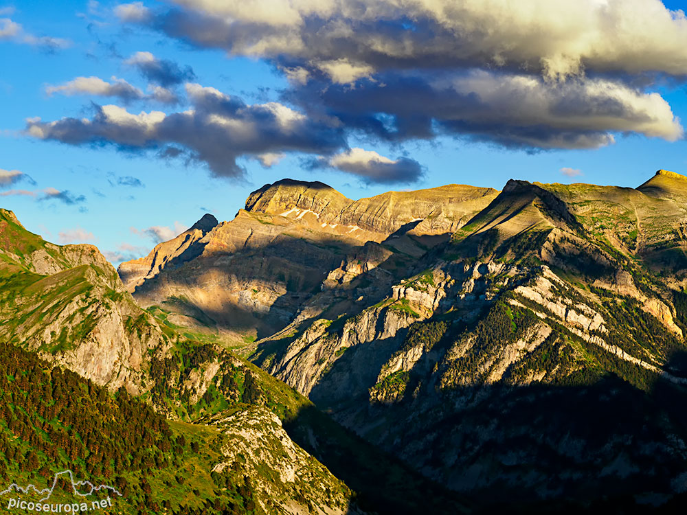 La Canal o Valle de Izas y de izquierda a derecha, al fondo la Punta Escarra, la Pala de Ip, La Moleta y el Collarada al fondo derecha. Pirineos de Huesca, Aragón.