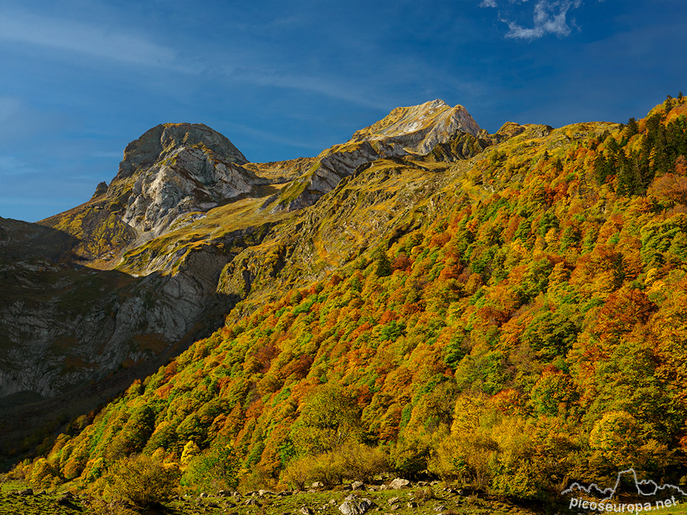 Foto: Artiga de Lin, al fondo la Collada de Toro, Pic Pena Nera y Tuca Blanca de Pomero, Val d'Aran, Pirineos de Catalunya.