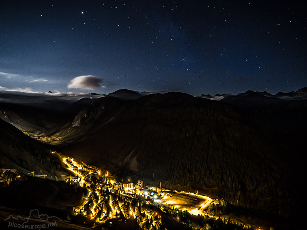 Foto: El pueblo de la Bonaigua de noche, Vall d'Aran, Pirineos, Catalunya