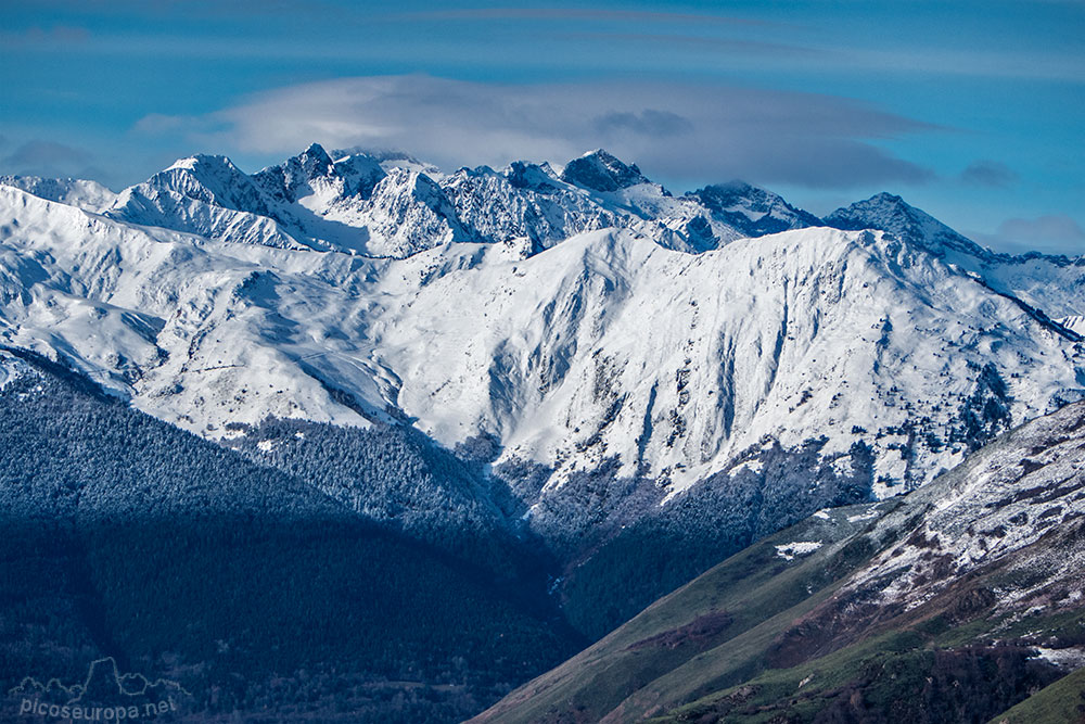 Desde el Mirador situado en la carretera de subida a Beret desde La Bonaigua, Val d'Aran, Catalunya, Pirineos.