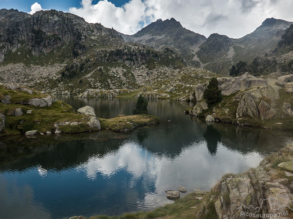 Estany Mort en el Circo de Colomers, Vall d'Aran, Parque Nacional de Aigües Tortes, Pirineos, Catalunya.