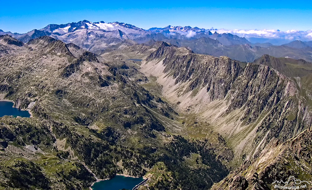 El Macizo de Aneto-Maladeta desde el Pico Montardo, Vall d'Aran, Pirineos de Catalunya.