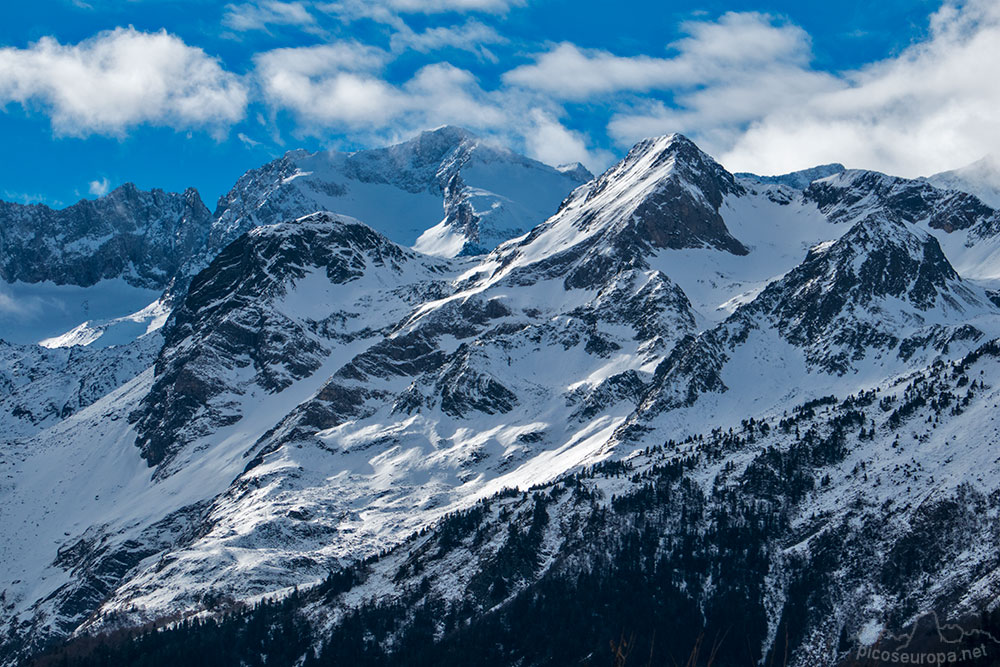 El Aneto desde el pueblo de Vilamos en la Val d'Aran.