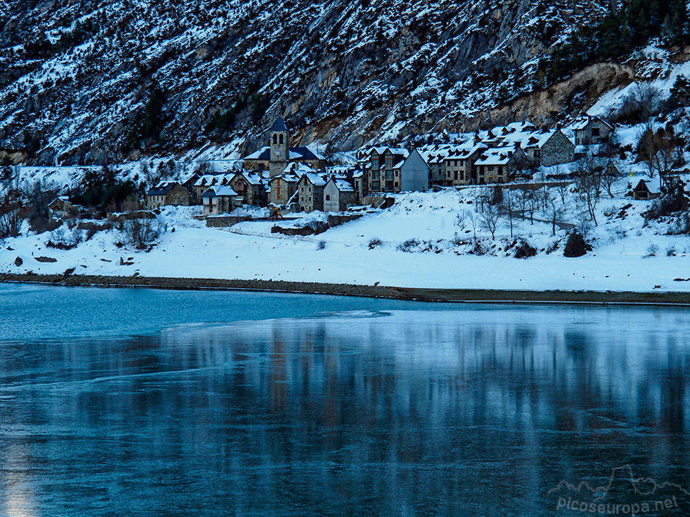 Foto: Embalse y pueblo de Lanuza, Valle de Tena, Pirineos de Huesca