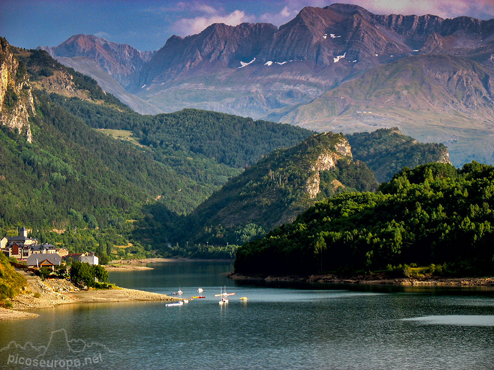 Foto: Embalse y pueblo de Lanuza, Valle de Tena, Pirineos de Huesca