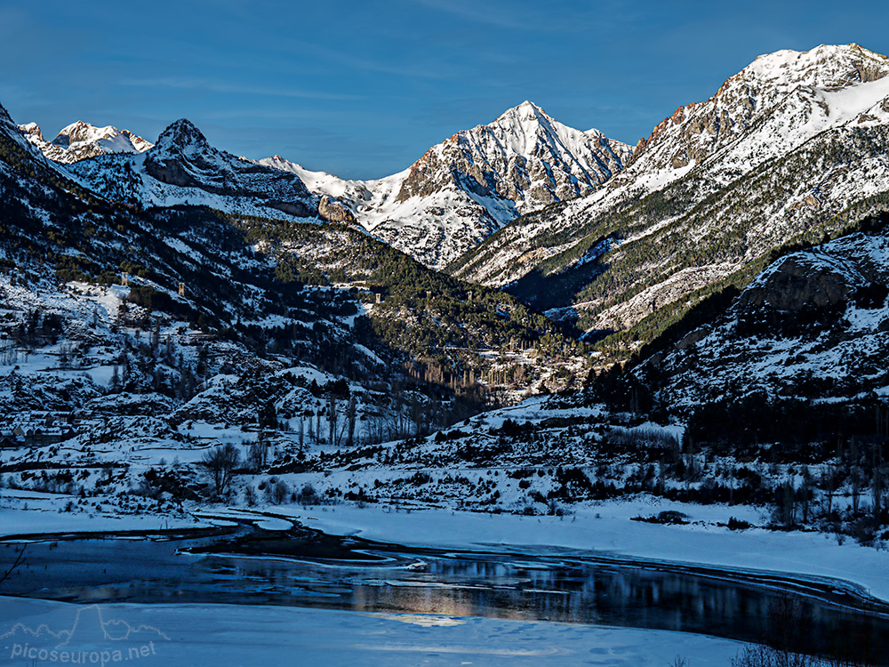 Foto: Embalse de Lanuza y al fondo el Pico Arriel, Valle de Tena, Pirineos de Huesca