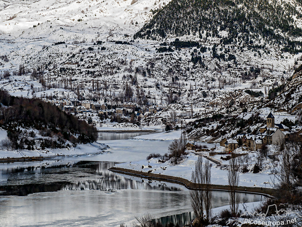 Foto: Al fondo, al final del pantano el pueblo de Sallent de Gallego, a la derecha el pueblo de Lanuza. Embalse de Lanuza, Valle de Tena, Pirineos de Huesca