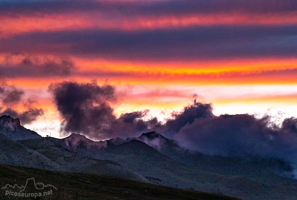 Puesta de sol desde las proximidades de Formigal, Valle de Tena, Pirineos de Huesca, Aragón.