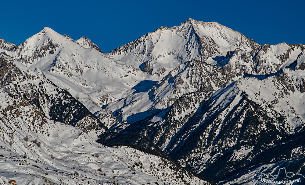 Foto: En la foto la cumbre de la izquierda es el Pico Tebarrai, a su derecha y por detrás asoma la punta del Pico Piedrafita y la mole grande a la derecha de la foto son las cumbres de los Infiernos, Pirineos de Huesca.