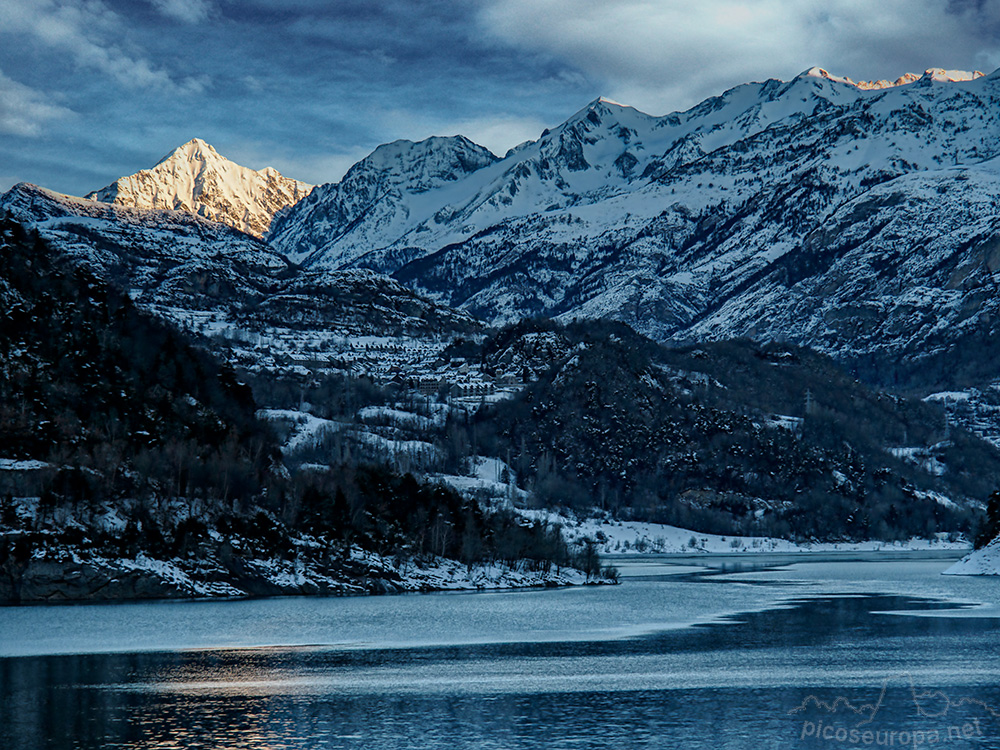 Foto: Pico Arriel y embalse de Bubal, Hoz de Jaca, Pirineos de Huesca, Aragón