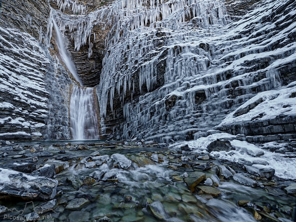 Foto: Cascada Os Lucars en las cercanias del pueblo Oros Bajo. Pirineos de Huesca.