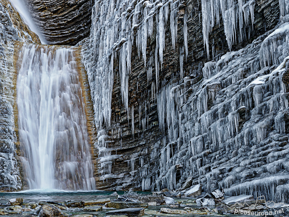 Foto: Cascada de Os Lucars en Oros Bajo, pueblo perteneciente al municipio de Biescas, comarca del Alto Gállego, Pirineos de Huesca.