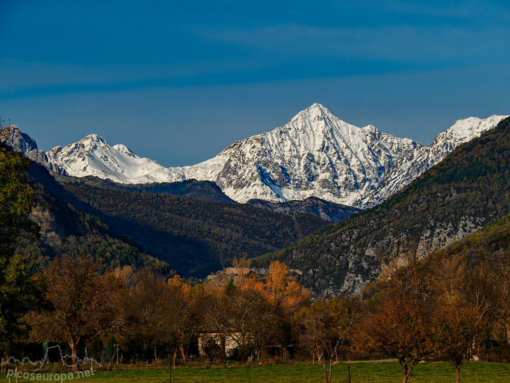 Foto: Las cumbres del Lurien y en posición central el Pico Arriel, a su derecha un flanco del pico Garmo Carnicero. Pirineos de Huesca.