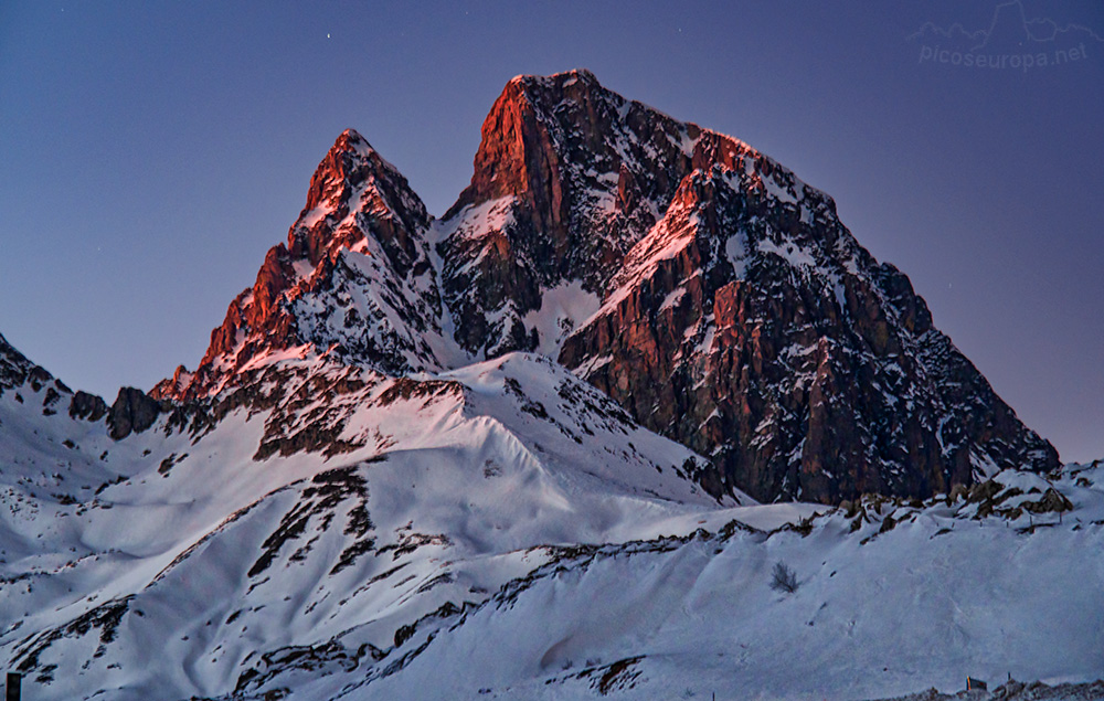 Foto: Ultimas luces del día sobre el Midi d'Ossau, Pirineos, Francia.