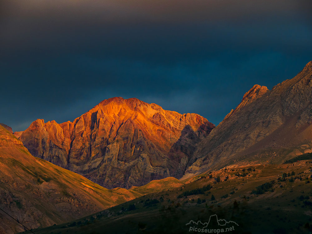 Foto: Puesta de sol un momento antes de una tormenta. Agosto del 2021. Peña Forato, Sierra de Tendeñera, Pirineos de Huesca, Aragón.