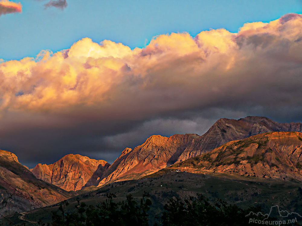 Puesta de sol sobre la Sierra de Tendeíera, Valle de Tena, Pirineos, Aragón, Huesca.