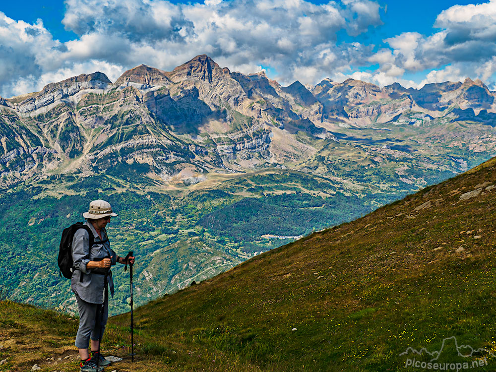 Sierra de Partacua con el Pico Telera desde el Mandilar a los Pies de Sierra Tendeñera. Pirineos de Huesca, Aragón.