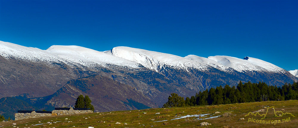 Serra del Cadi desde las pistas esqui fondo Tuixent, Pre Pirineos de Lleida, Catalunya