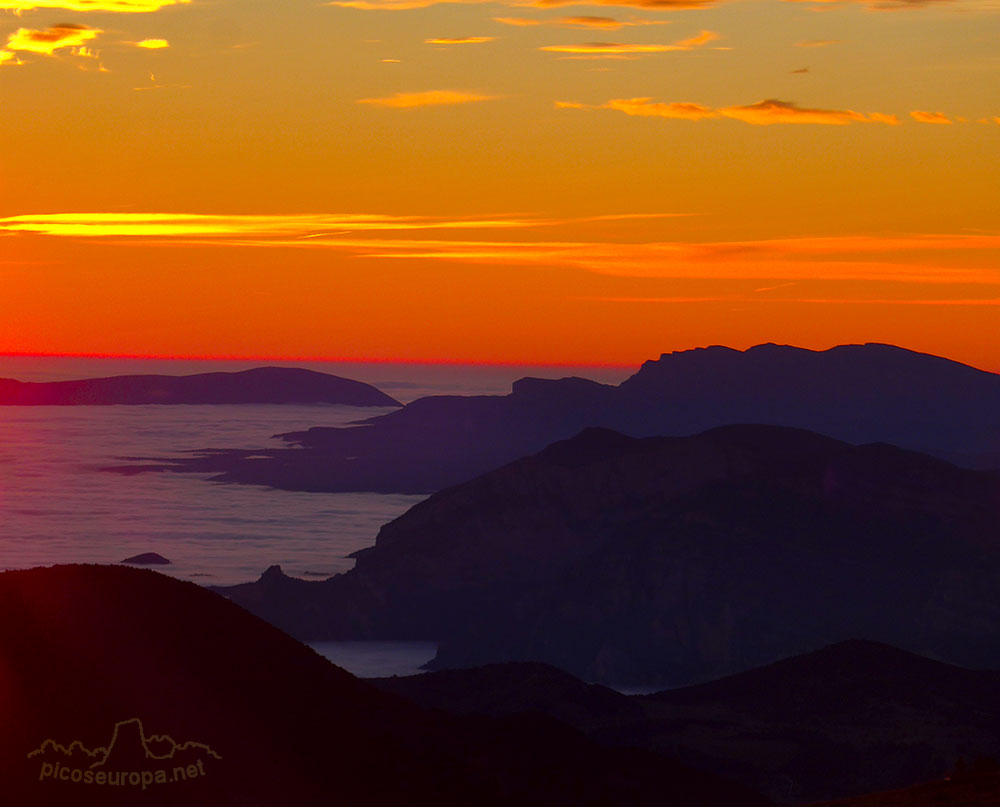 Puesta de sol desde el collado situado bajo el Cap de Saulo, Pre Pirineos de Lleida, Catalunya