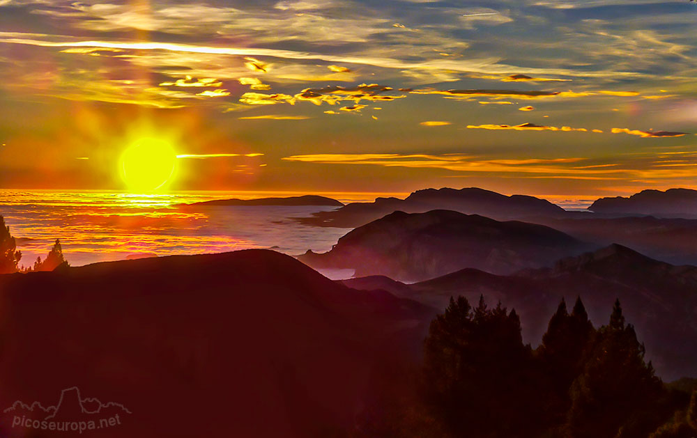 Vista desde Pic Urdiet, a unos kms del refugio Arp, situado en los Pre Pirineos de Catalunya. Muy cerca de las pistas de esqui de fondo de Tuixent, cerca de la localidad de Sant Llorenç de Morunys.
