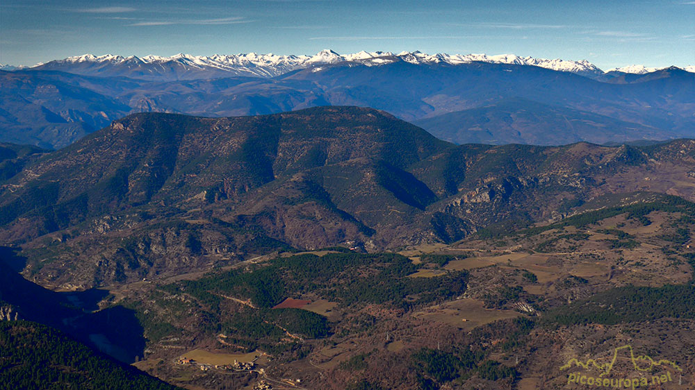 Valle de la Vansa y Pirineos al fondo desde ruta Refugio Arp