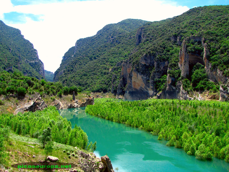 Rio Noguera Ribagorzana antes de entrar en el Congost de Mont-Rebei, Serra del Montsec