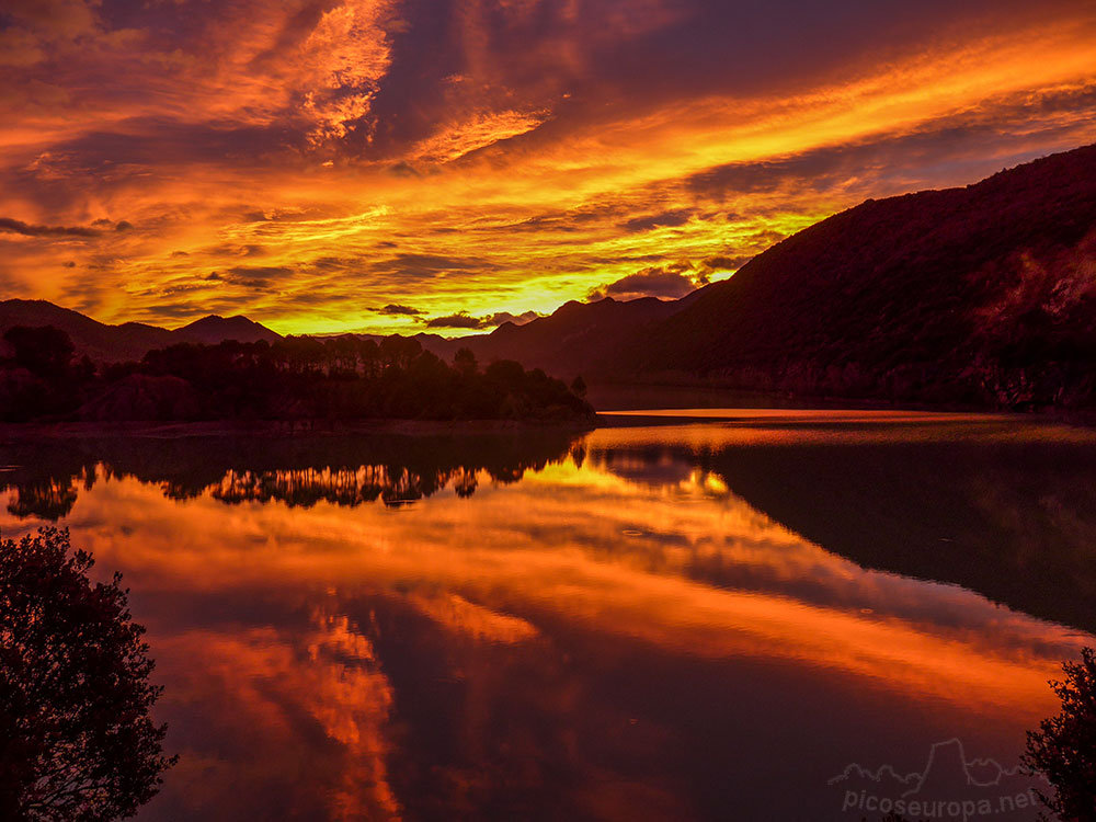 Amanecer en el Embalse de la Peña, Pre Pirineos de Huesca, Aragón