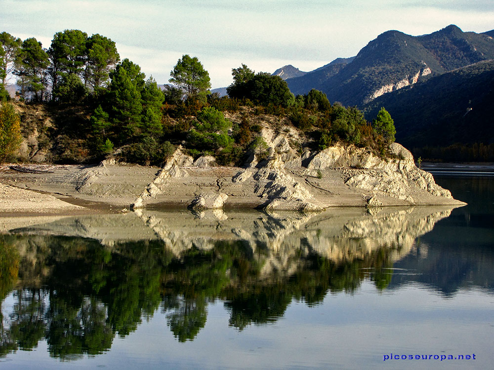 Foto reflejos en el Embalse de la Peña, Pre Pirineos de Huesca, Aragón