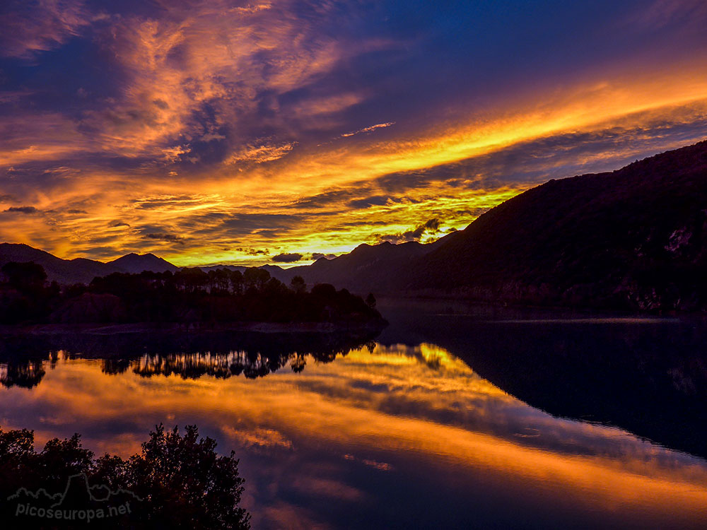 Foto: Amanecer en el embalse de la Peña, PrePirineos de Huesca, Aragón