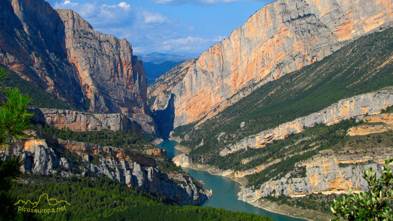 Congost de Montrobei desde la Ermita de Santa Quiteria, abajo el pantano de Canelles, rio Noguera Ribagorzana, Montfalco, Pre Pirineos de Huesca