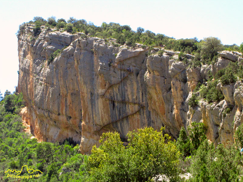 Primer tramo de pasarelas y escaleras adosadas a la pared, Serra del Montsec, Pre Pirineos