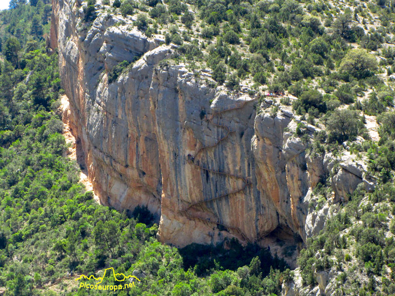 Primer tramo de pasarelas y escaleras adosadas a la pared, Serra del Montsec, Pre Pirineos