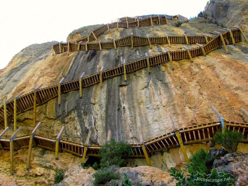 Primer tramo de pasarelas y escaleras adosadas a la pared, Serra del Montsec, Pre Pirineos