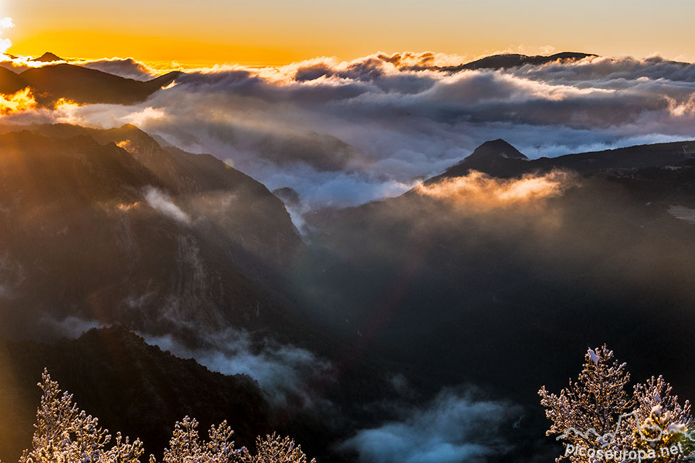 Foto: Desde el Pedraforca se disfruta a menudo de mares de montaña envueltos en nieblas. El Pedraforca se encuentra contiguo a la Serra del Cadi en su lado Sur. Pre Pirineos de Catalunya.