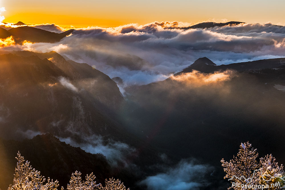 Foto: Amanecer desde el Mirador de Gresolet en el Pedraforca, PrePirineos, Barcelona, Catalunya