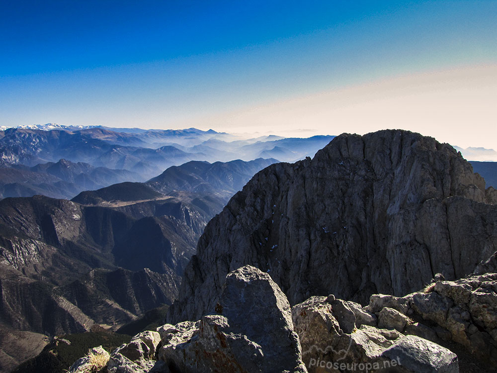 Foto: El Calderer desde la cumbre del Pollego Superior, Pedraforca, PrePirineos, Barcelona, Catalunya