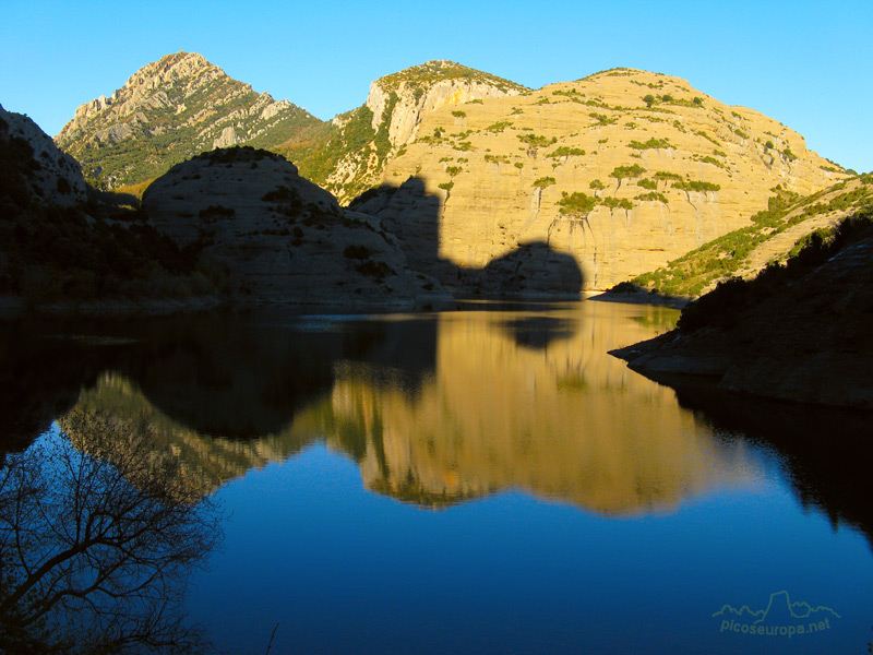 Reflejos en el Embalse de Vadiello, Parque Natural de Guara, Pre Pirineos de Huesca, Aragon