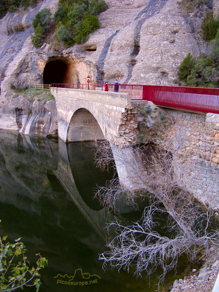 Reflejos en el Embalse de Vadiello, Parque Natural de Guara, Pre Pirineos de Huesca, Aragon
